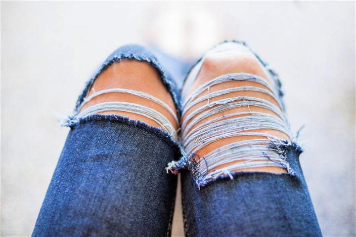  DIY Distressed Ripped Jeans 