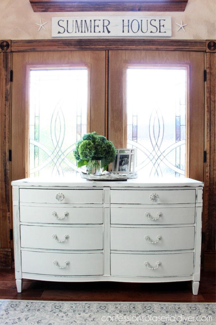How to Paint Dresser Using Chalk Paint