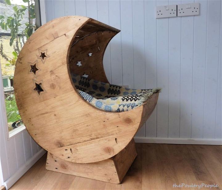 DIY Moon Cat Crib From Pallets