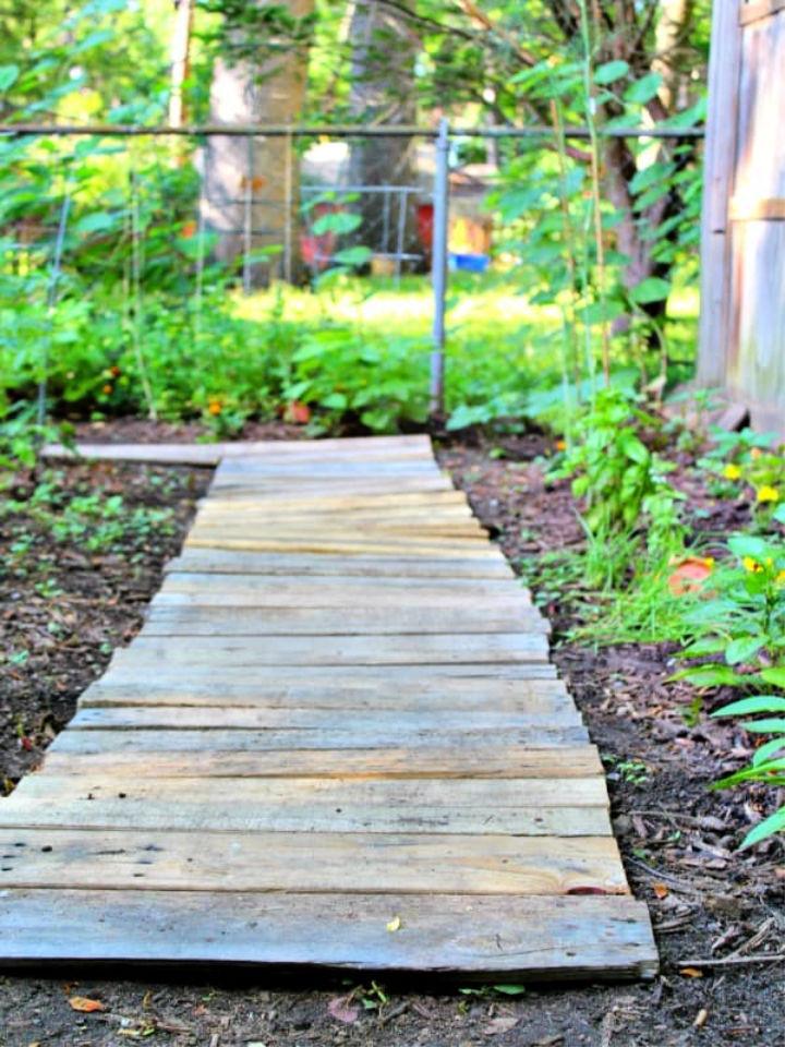 Upcycled Wood Pallet Garden Walkway