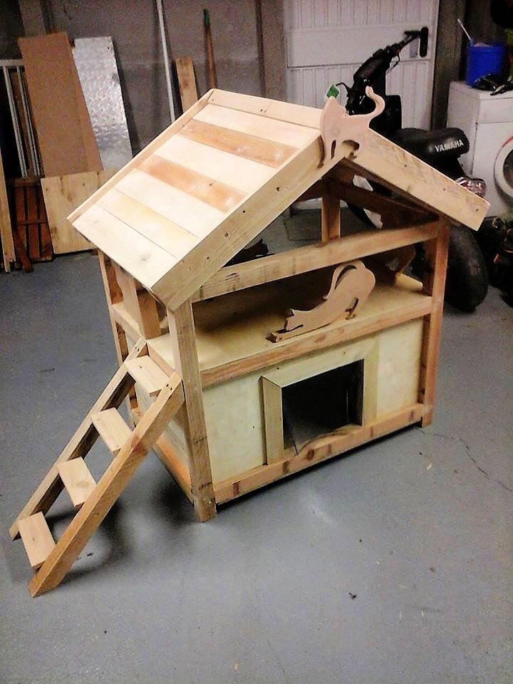 Homemade Wooden Pallet Cat House