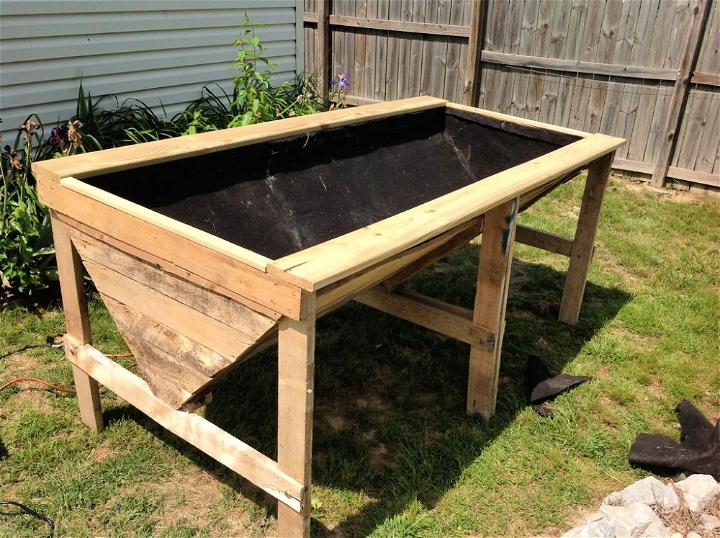How to Make a Pallet Wood Elevated Garden Bed