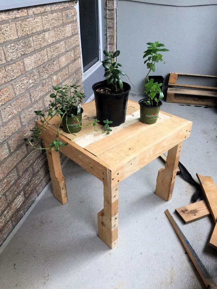 Beginner's Outdoor Pallet Side Table Plans