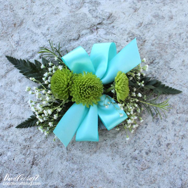 How to Make a Wrist Corsage With Fresh Flowers