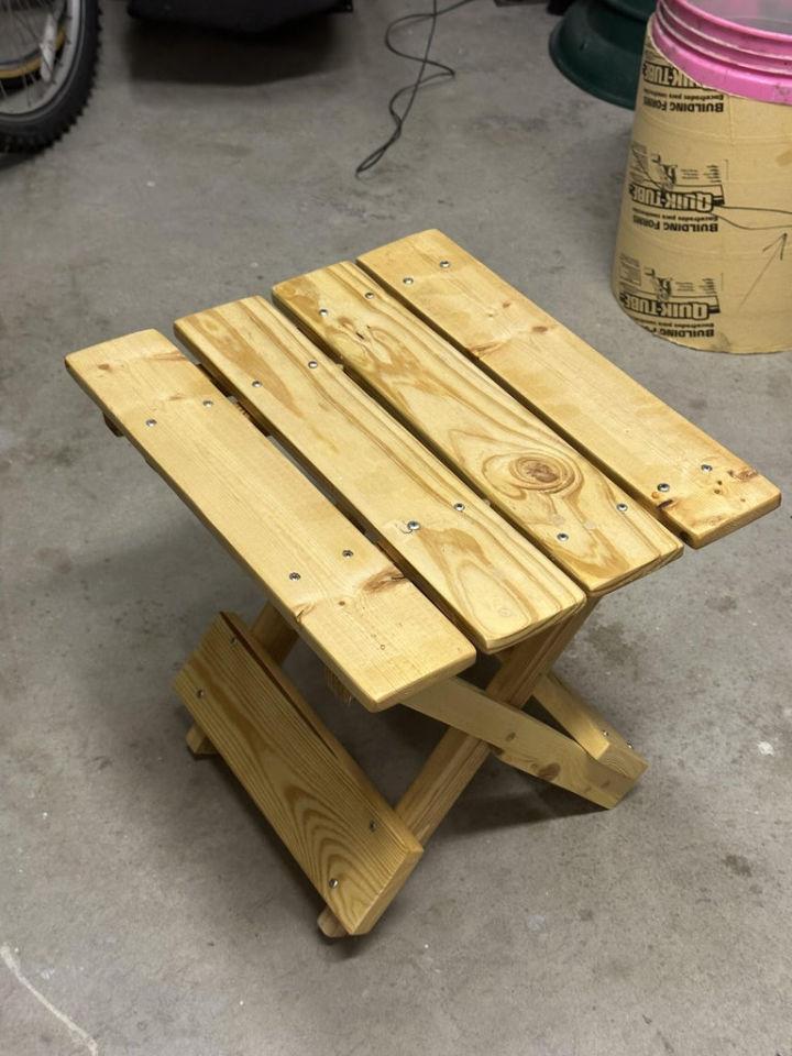 How to Build a Cedar Wood Folding Table