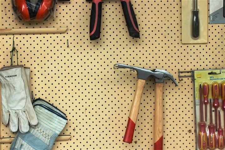 An Essential List of Craft Tools for Making Easy DIYs