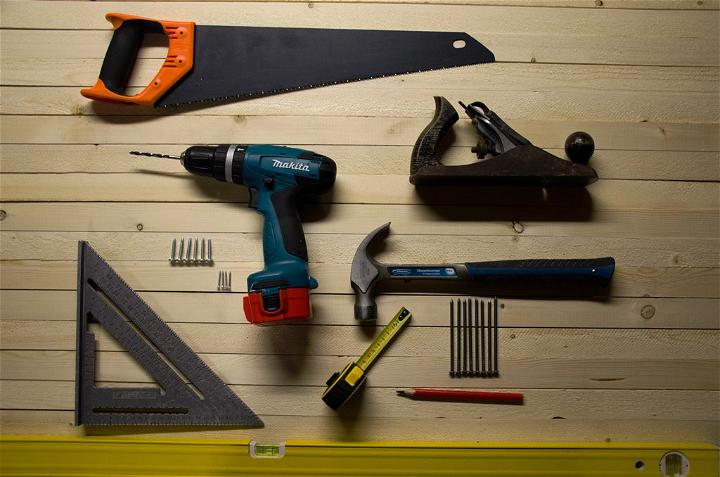 An Essential List of Crafting Tools for Making Easy DIYs