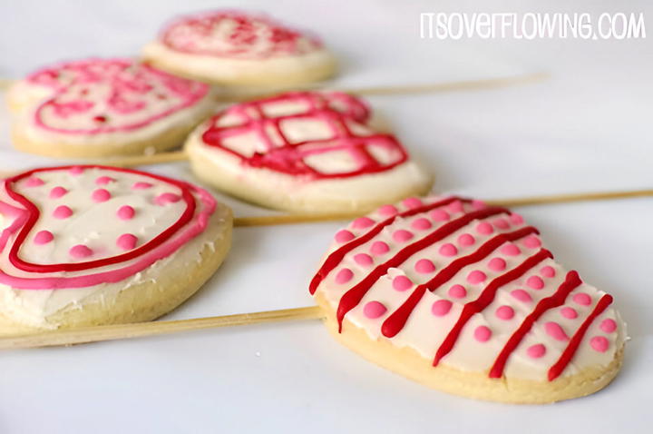 decorating cookies for valentine's day