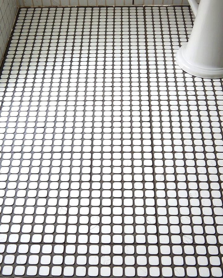 Bold Contrasts with Dark Grout