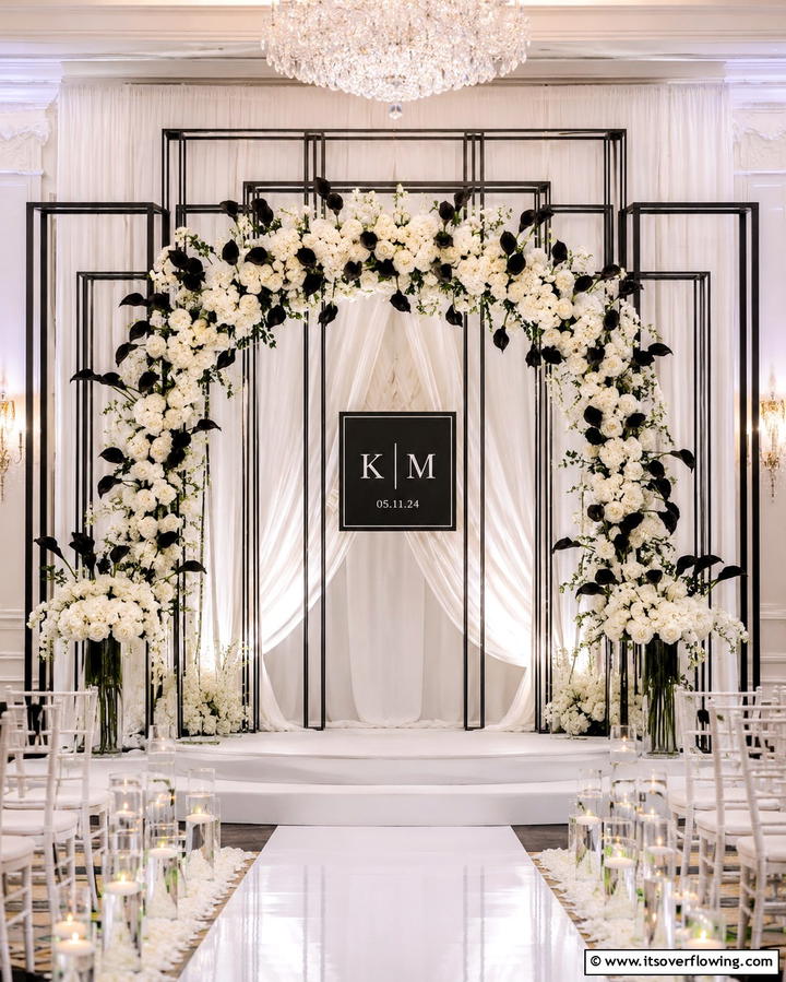 Black and White Ceremony Backdrop - 25 Black and White Wedding Ideas for Classic Elegance