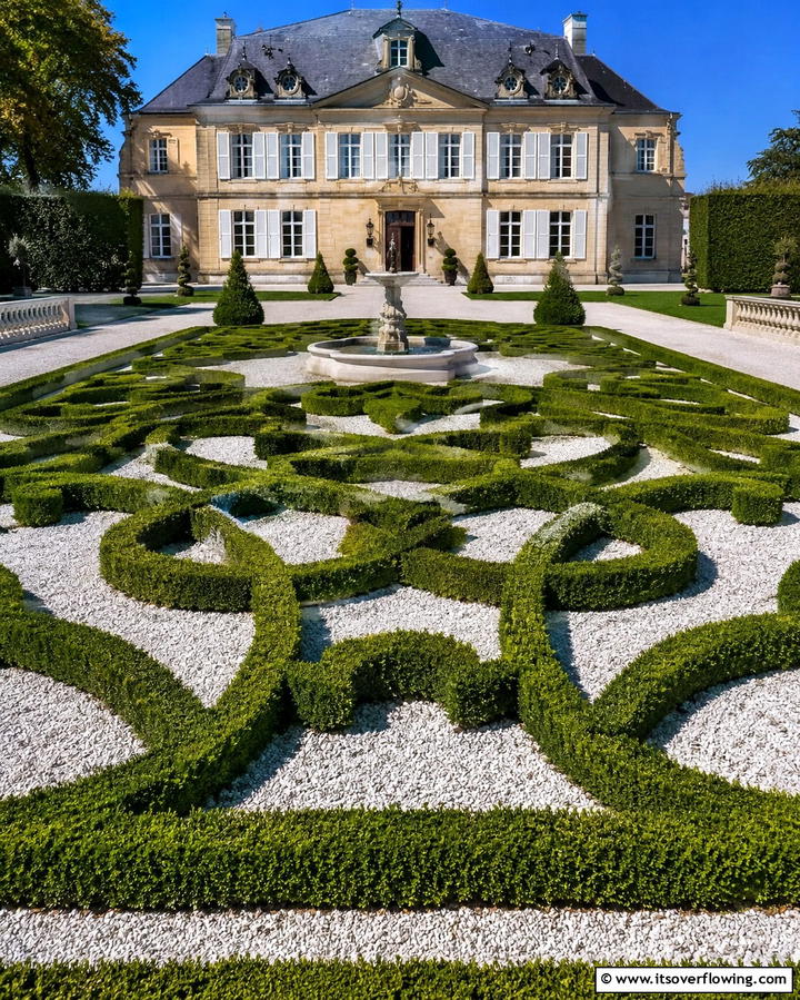 Boxwood Parterre Designs - 25 Elegant Front Yard Boxwood Design Ideas