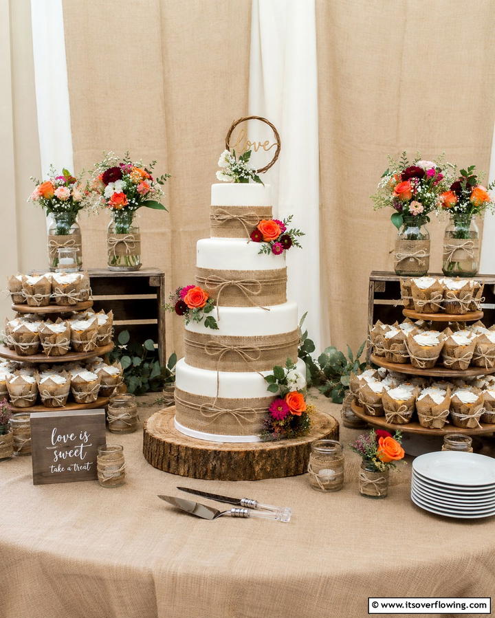 Burlap and Twine Details - 25 Western Wedding Ideas for a Rustic Celebration