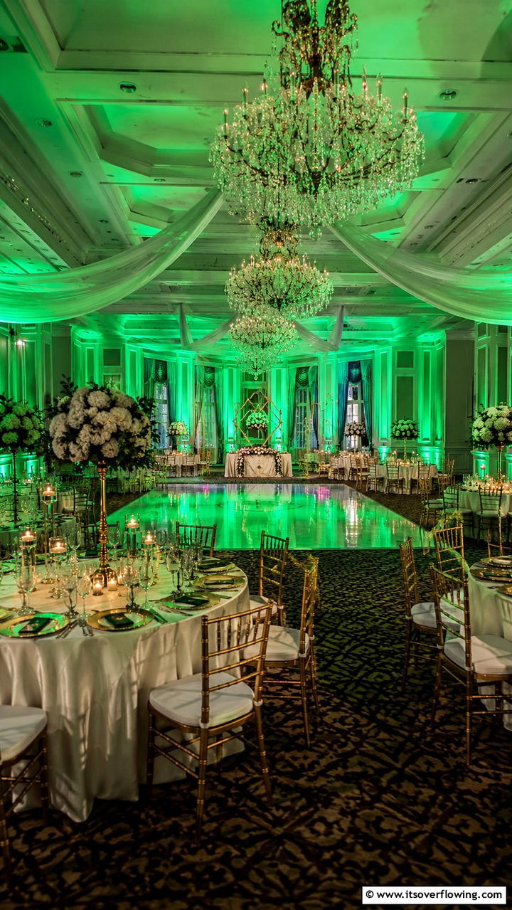 Emerald Lighting Effects - 30 Emerald Green Wedding Ideas for Luxurious Celebrations