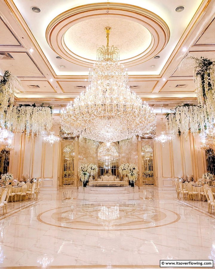 Glittering Champagne Towers - 25 Glamorous Great Gatsby Wedding Theme Ideas