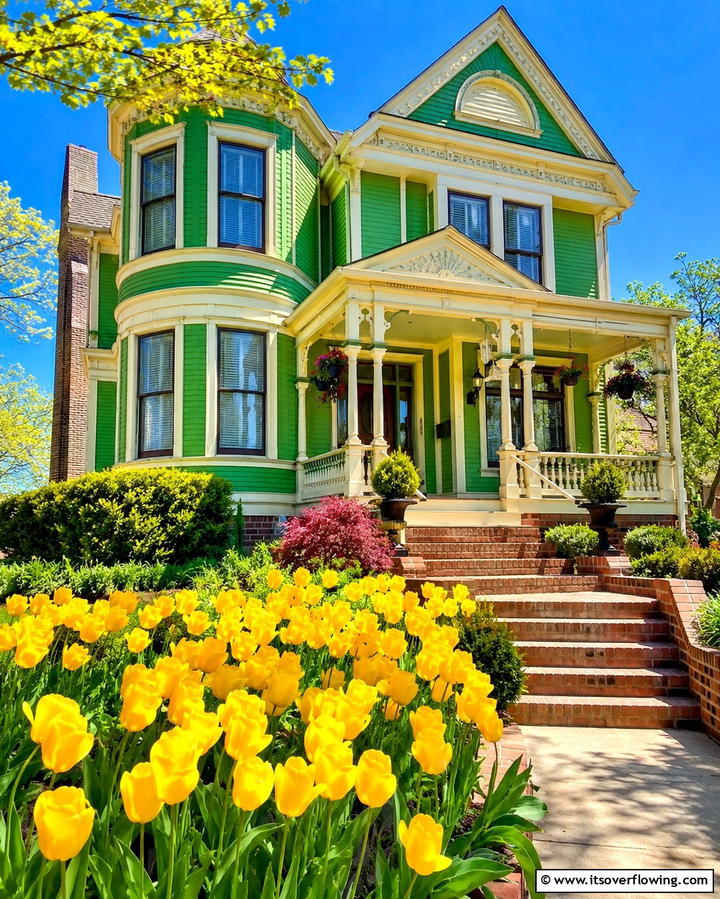 Kelly Green Brightness - 25 Green Victorian House Colors for Historic Charm