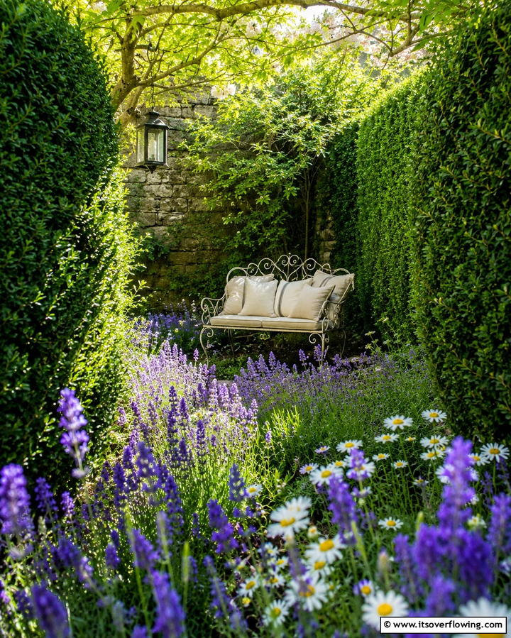 Secret Garden Hideaway - 25 Outdoor Reading Nook Ideas for Relaxation