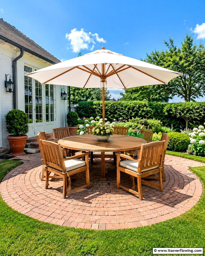 Semi Circle Patio with Outdoor Dining Space - 25 Semi Circle Patio Ideas and Inspiration for Your Backyard