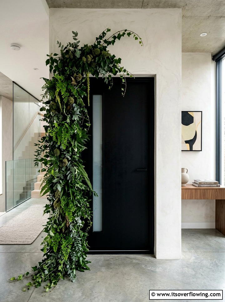 Asymmetrical door greenery - 25 front porch ideas with door garland