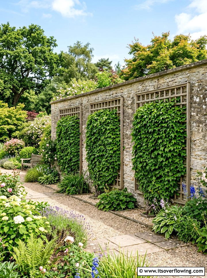 Balanced trellis wall - 25 garden design ideas with symmetry