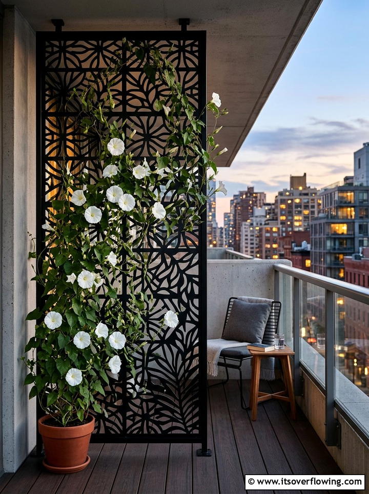 Black Privacy Screen With White Climbing Plants - 25 creative garden ideas with black and white gardens