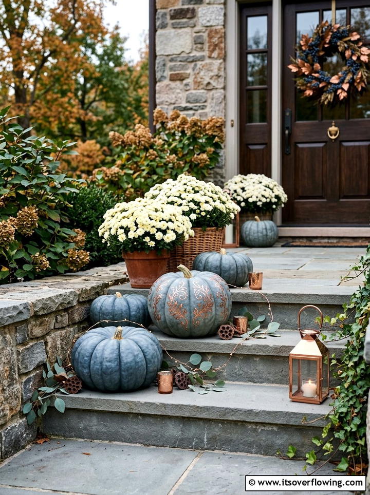 Blue Jarrahdale pumpkin decor - 25 front porch decor ideas with real pumpkins