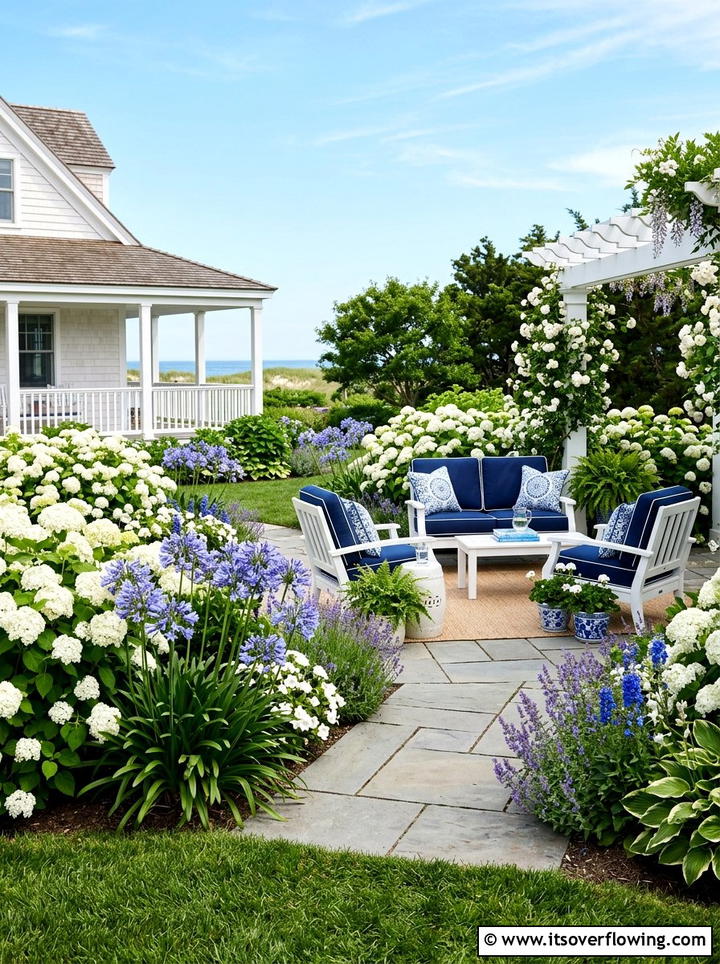Blue and white backyard - 25 garden design ideas with color themes
