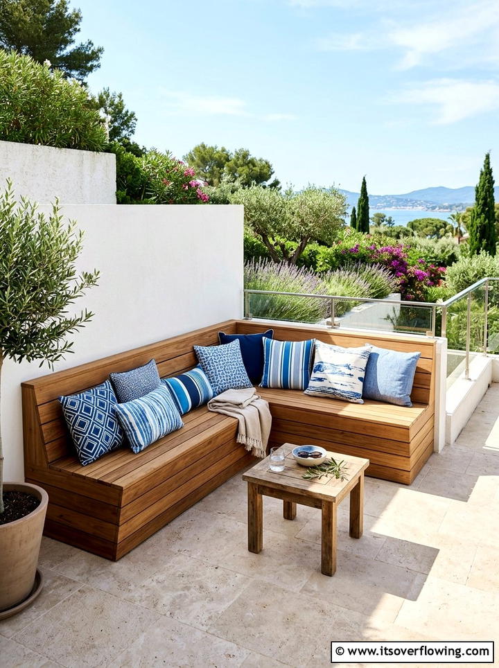 Built In Seating - 25 backyard ideas for narrow yards