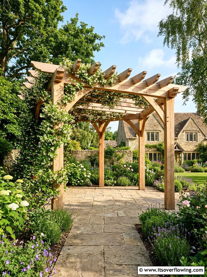 Cedar wood pergola - 25 backyard ideas for townhouse yards