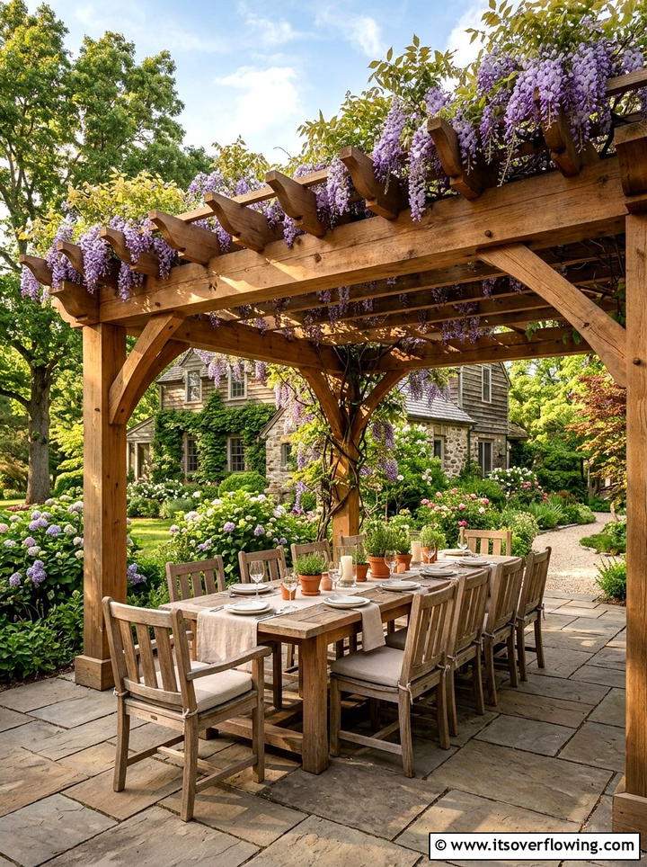 Cedar wood pergola - 25 backyard decorating ideas with rustic accents