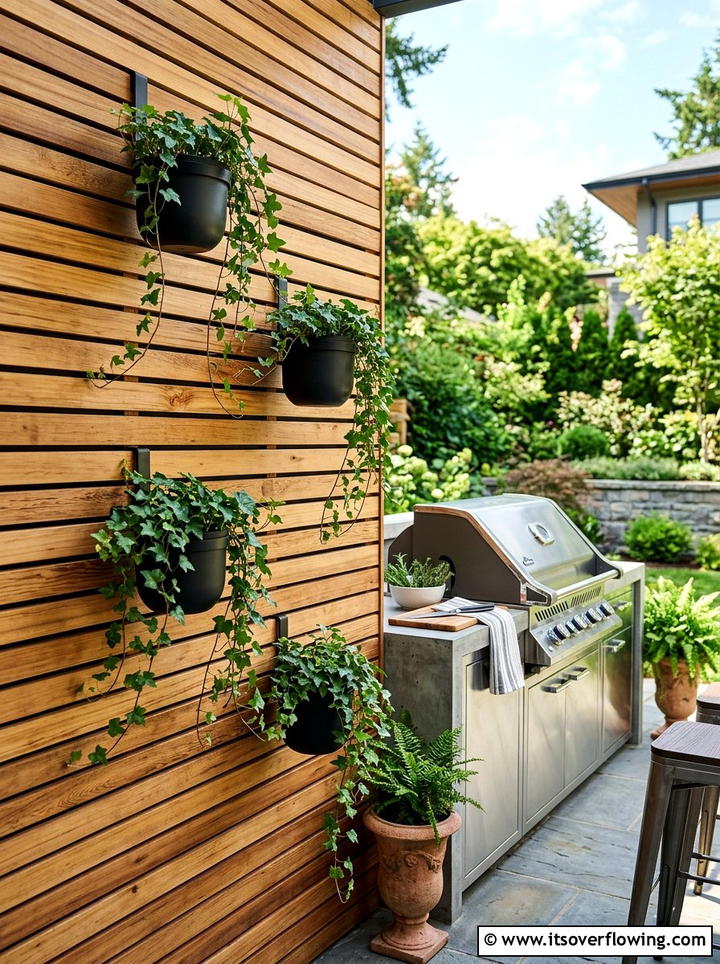 Cedar wood slat wall - 25 garden ideas with vertical planters
