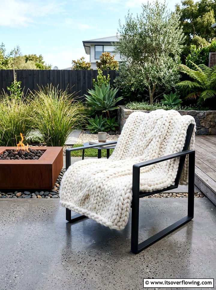 Chunky Knit Accent - 25 backyard decorating ideas with throws