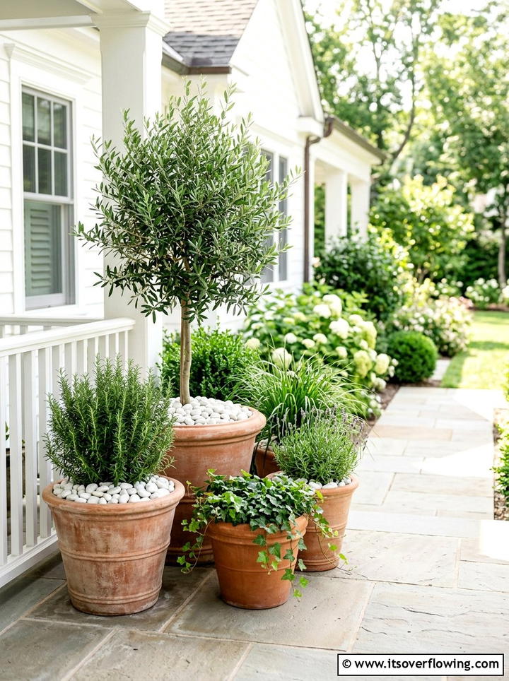 Container garden with pebble mulch - 25 garden decor ideas with pebble accents