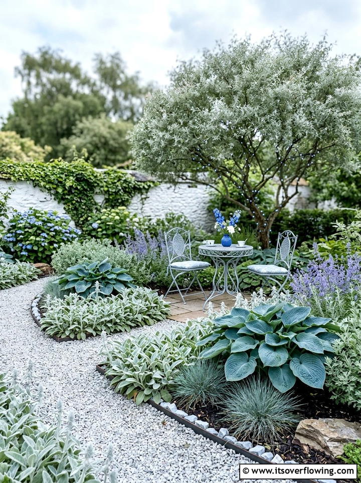 Cool silver and blue garden - 25 garden design ideas with color themes