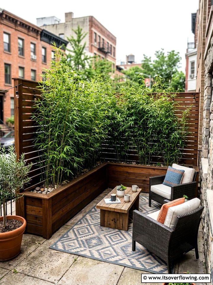 Corner privacy screen planter - 25 small garden ideas with corner planters