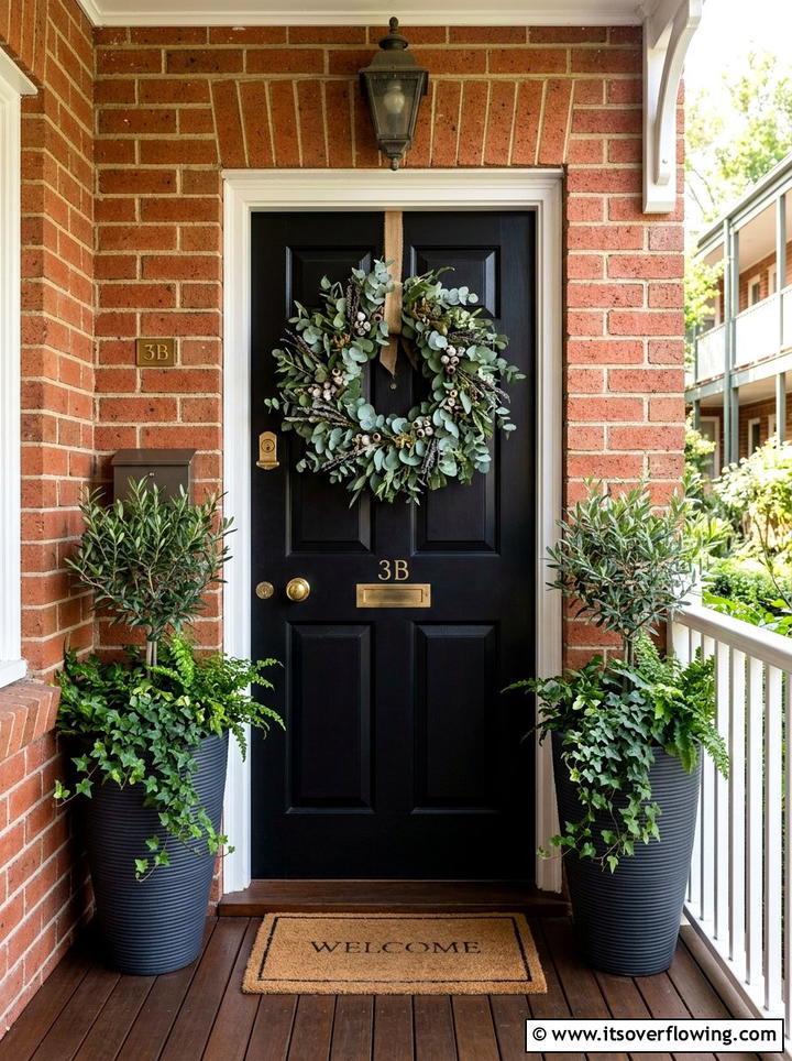 Decorative door wreath - 25 front porch ideas for apartments