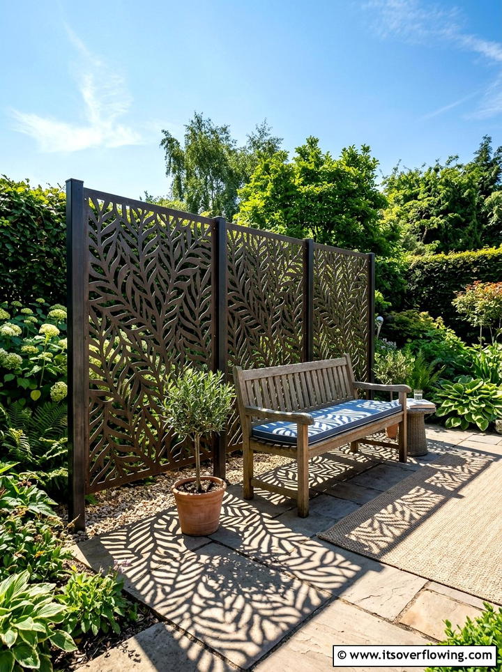 Decorative privacy screen - 25 garden decor ideas for small gardens