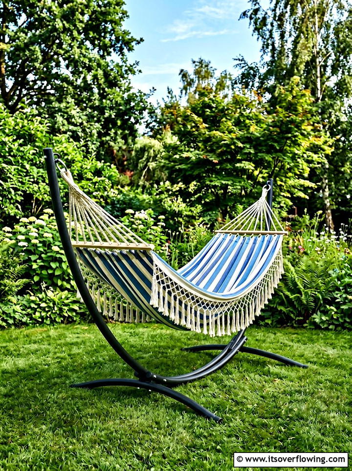 Fabric Hammock Swing - 25 backyard ideas with swings