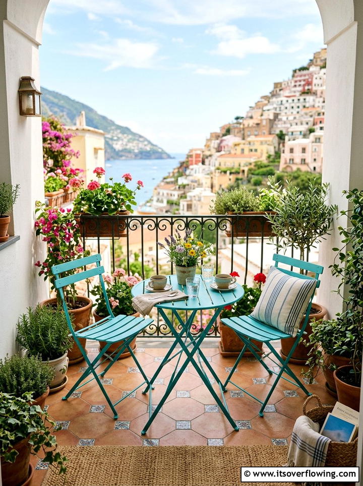 Foldable Bistro Set - 25 garden ideas for small spaces