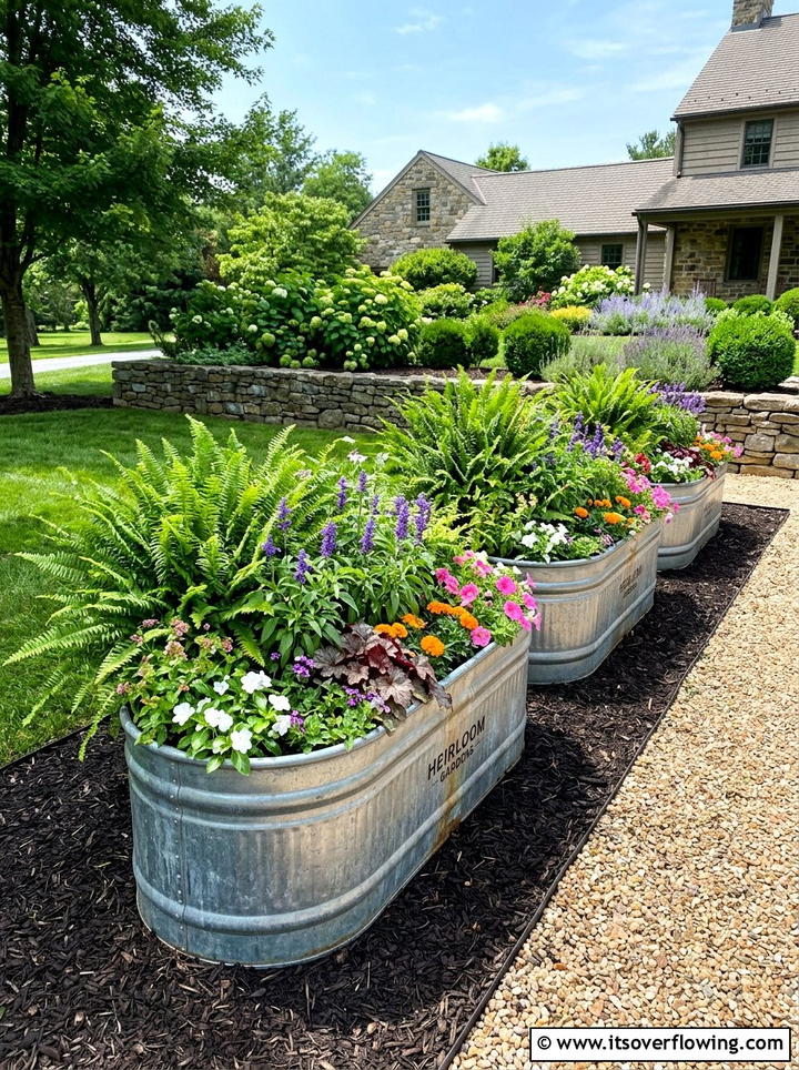 Galvanized metal planter - 25 backyard decorating ideas with rustic accents