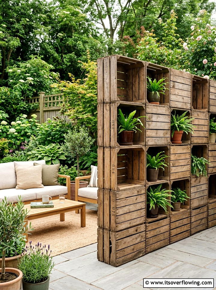 Garden Privacy Screen - 25 upcycled garden ideas with old crates