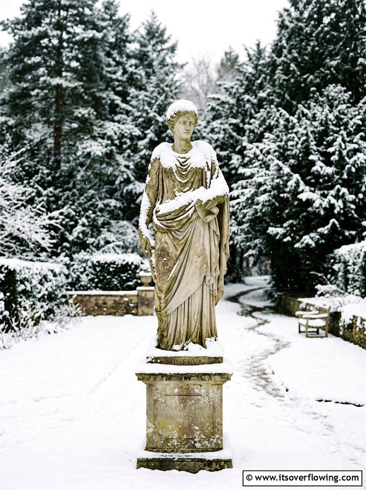 Garden Statue - 25 garden decor ideas with winter decor