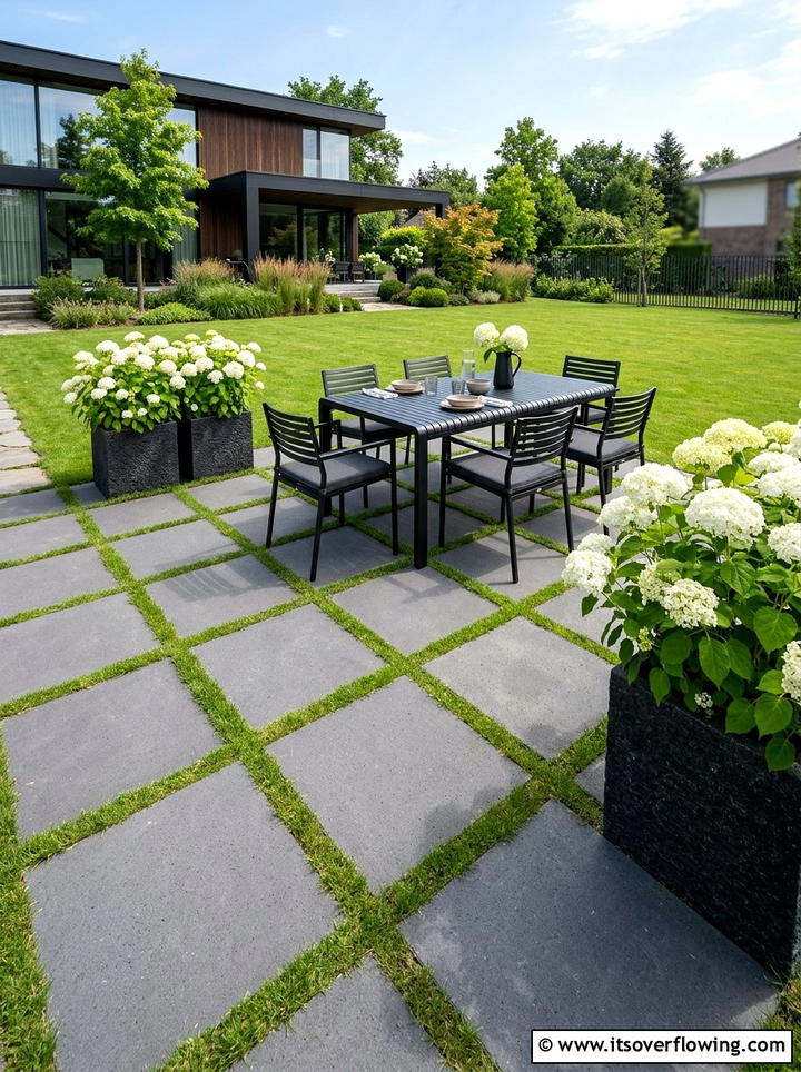 Geometric Paver Patio - 25 backyard ideas for flat yards