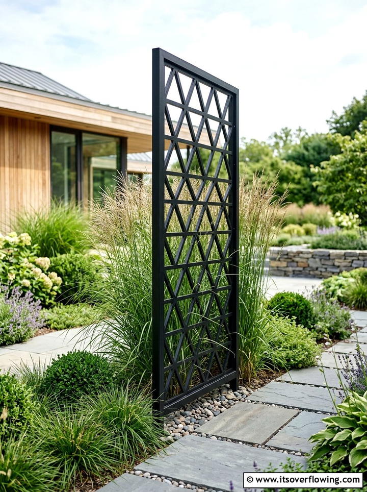 Geometric Trellis For Contemporary Garden - 25 small garden ideas with trellis