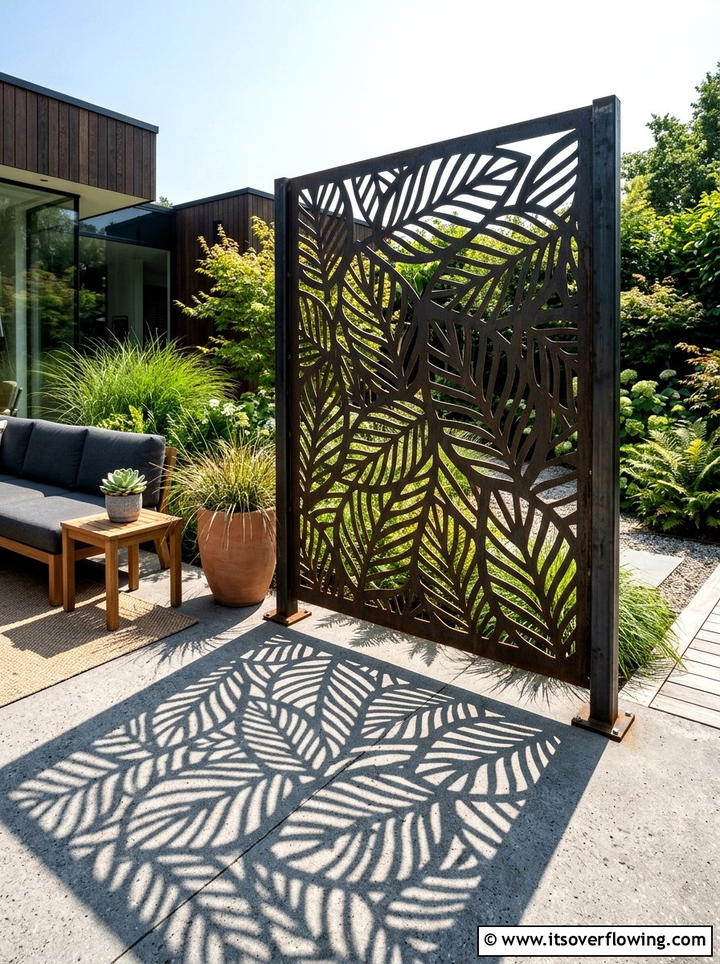 Geometric metal garden screen - 25 garden decor ideas with trellis backdrops