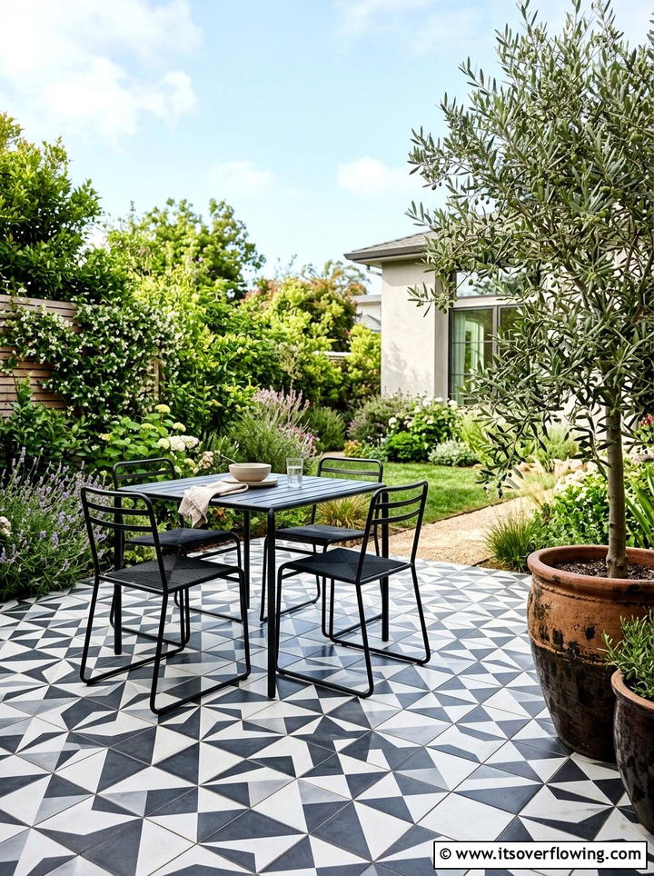 Geometric patio tiles - 25 garden decor ideas for patios
