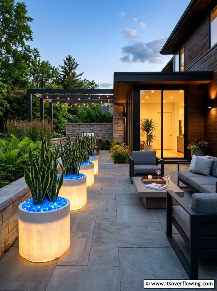 Glowing plant pot - 25 garden decor ideas with glow stones
