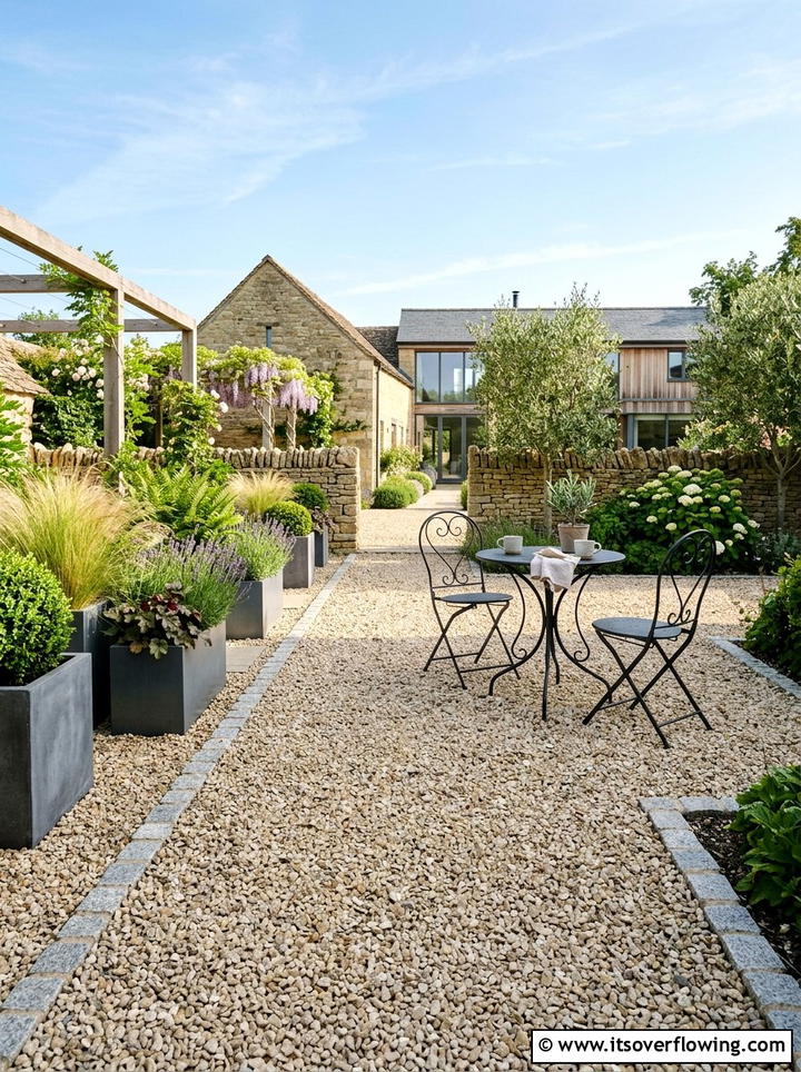 Gravel Courtyard - 25 garden ideas for hot climate