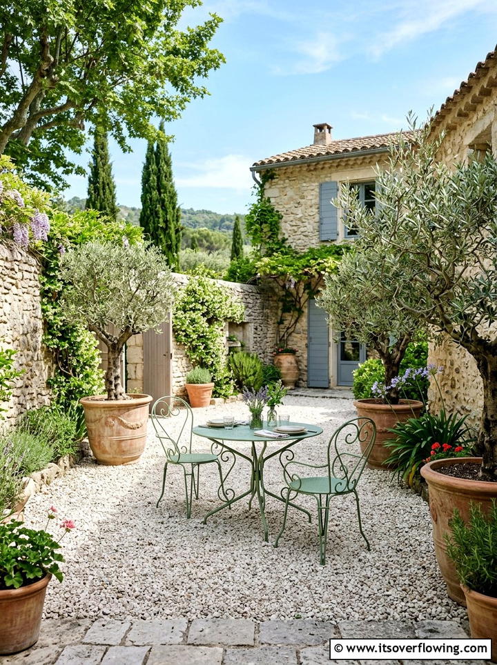 Gravel Courtyard With Iron Furniture - 25 small garden ideas with cozy seating