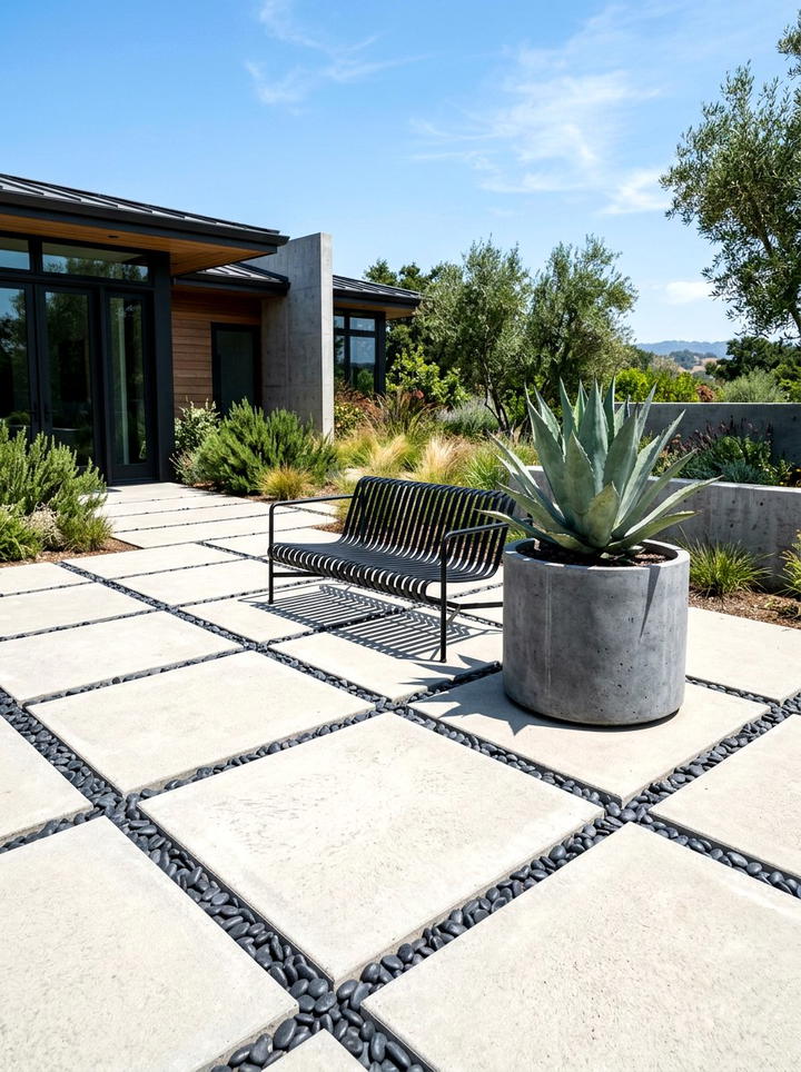Gravel Patio Dining - 25 backyard decorating ideas