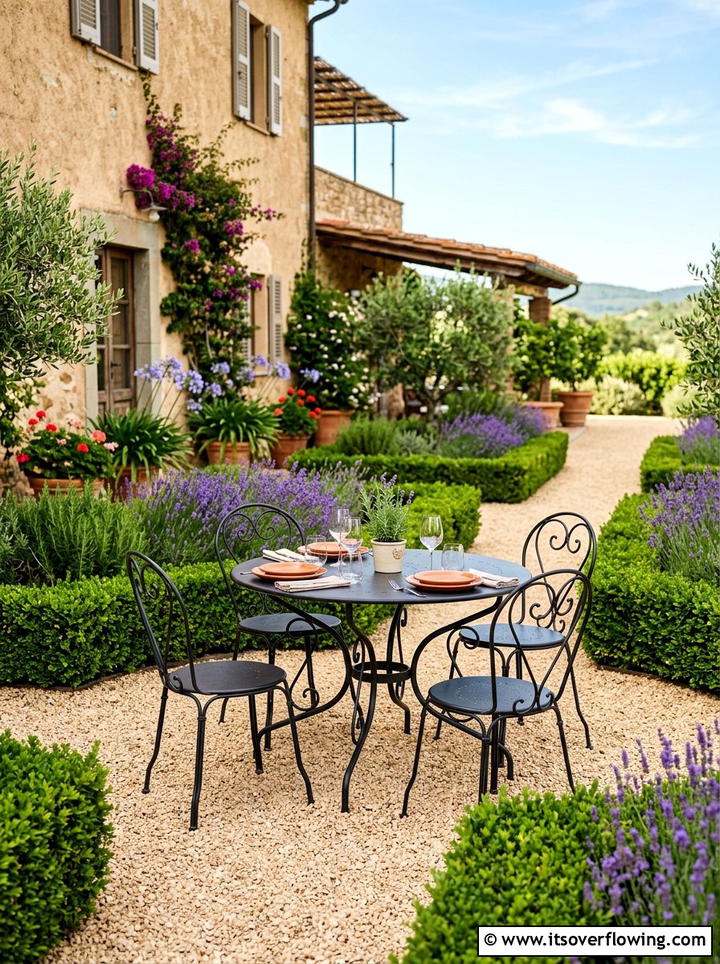 Gravel courtyard table - 25 creative garden ideas with outdoor dining spaces